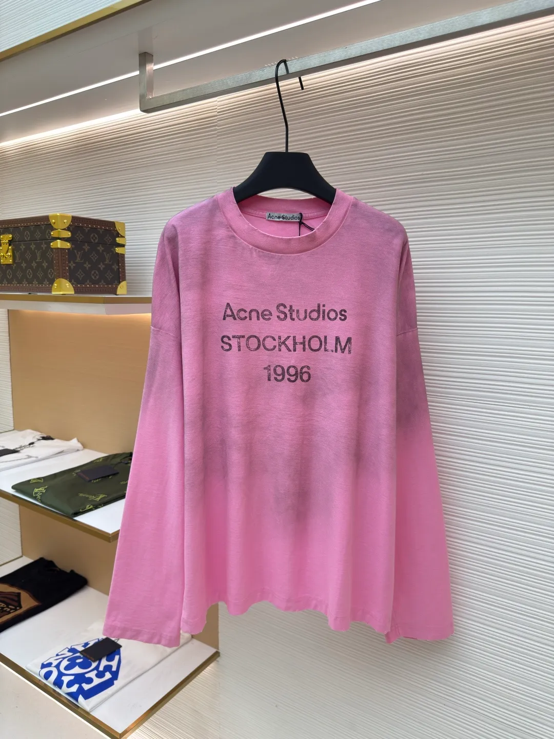 Acne Studios 1966 mud-dyed washed and distressed long sleeves ●Authentic product: purchased and developed by 2419 ●Item number: 1680621-A15 ●Fabric: super soft cotton fabric ●Technology: washed and distressed ●Version: loose fit ●Weight: about 385 grams ●Size: S-M-L-XL ●Description: Made of ultra-soft pure cotton fabric, garment-dyed, washed and distressed, the chest part has a dirty feel, and the lower part shows a gradient effect. The neckline is slightly frayed to better fit the overall tone. The overall line is straight and delicate, the fabric is comfortable and soft, and the color is consistent without color difference. It can be matched with the same style to create a fashionable look and control various occasions. Customized accessories, complete with three standards, the same style for men and women!